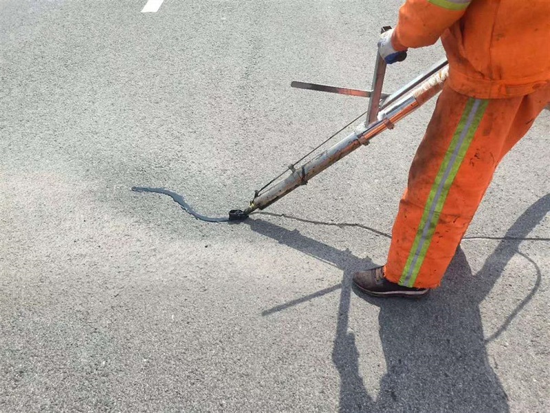 The use of road special joint glue